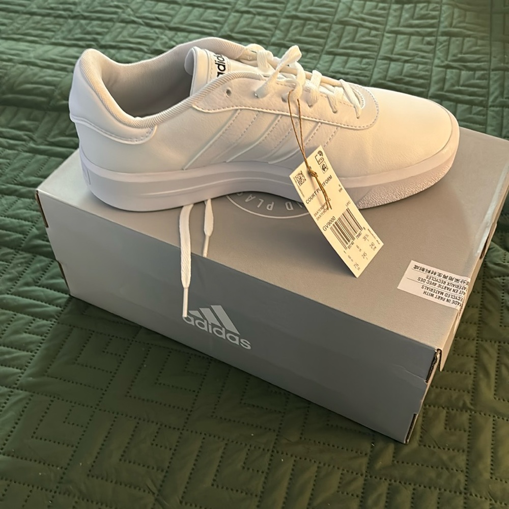 Tennis shoes